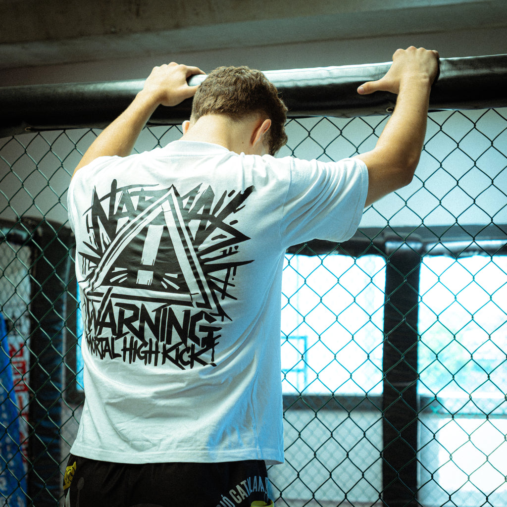 Camiseta oversize blanca de kombat life para después de tu entrenamiento de boxeo, mma, muay thai o bjj