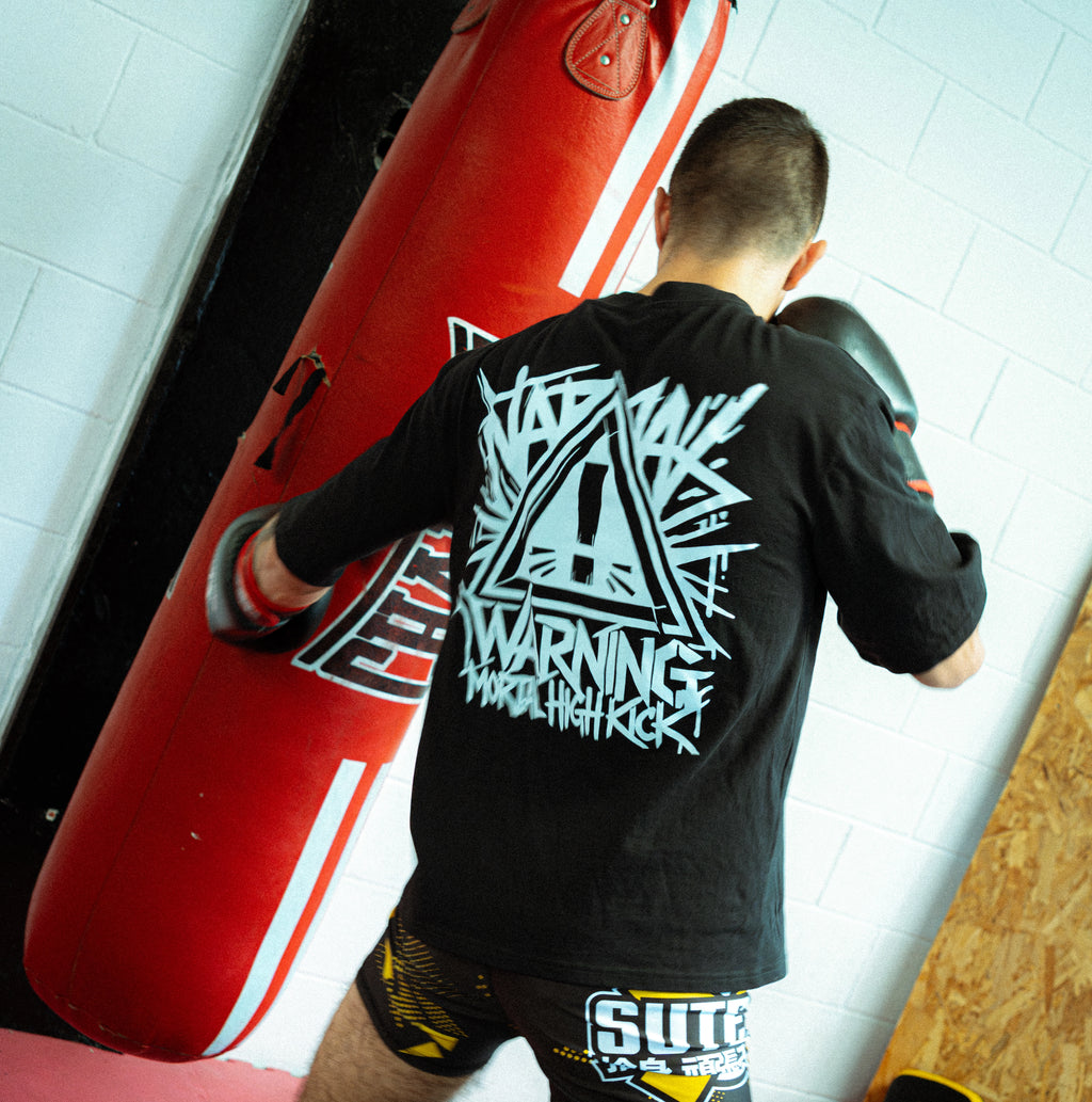 Camiseta oversize negra de kombat life para después de tu entrenamiento de boxeo, mma, muay thai o bjj