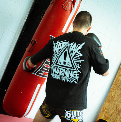 Camiseta oversize negra de kombat life para después de tu entrenamiento de boxeo, mma, muay thai o bjj