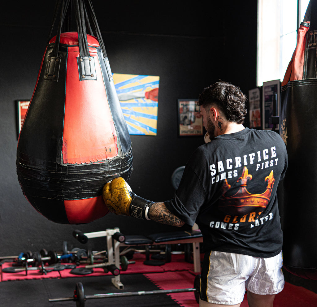 Camiseta oversize negra de kombat life para después de tu entrenamiento de boxeo, mma, muay thai o bjj