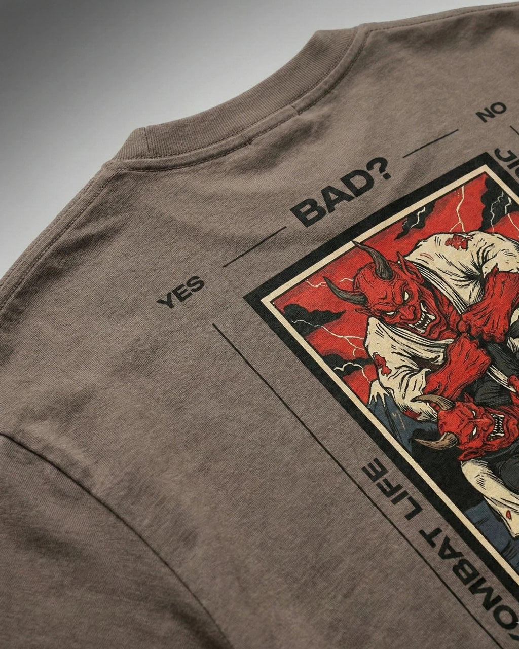 Camiseta oversize gris BJJ Kombat Life estilo streetwear urbano para entrenamiento y uso diario imagen al detalle