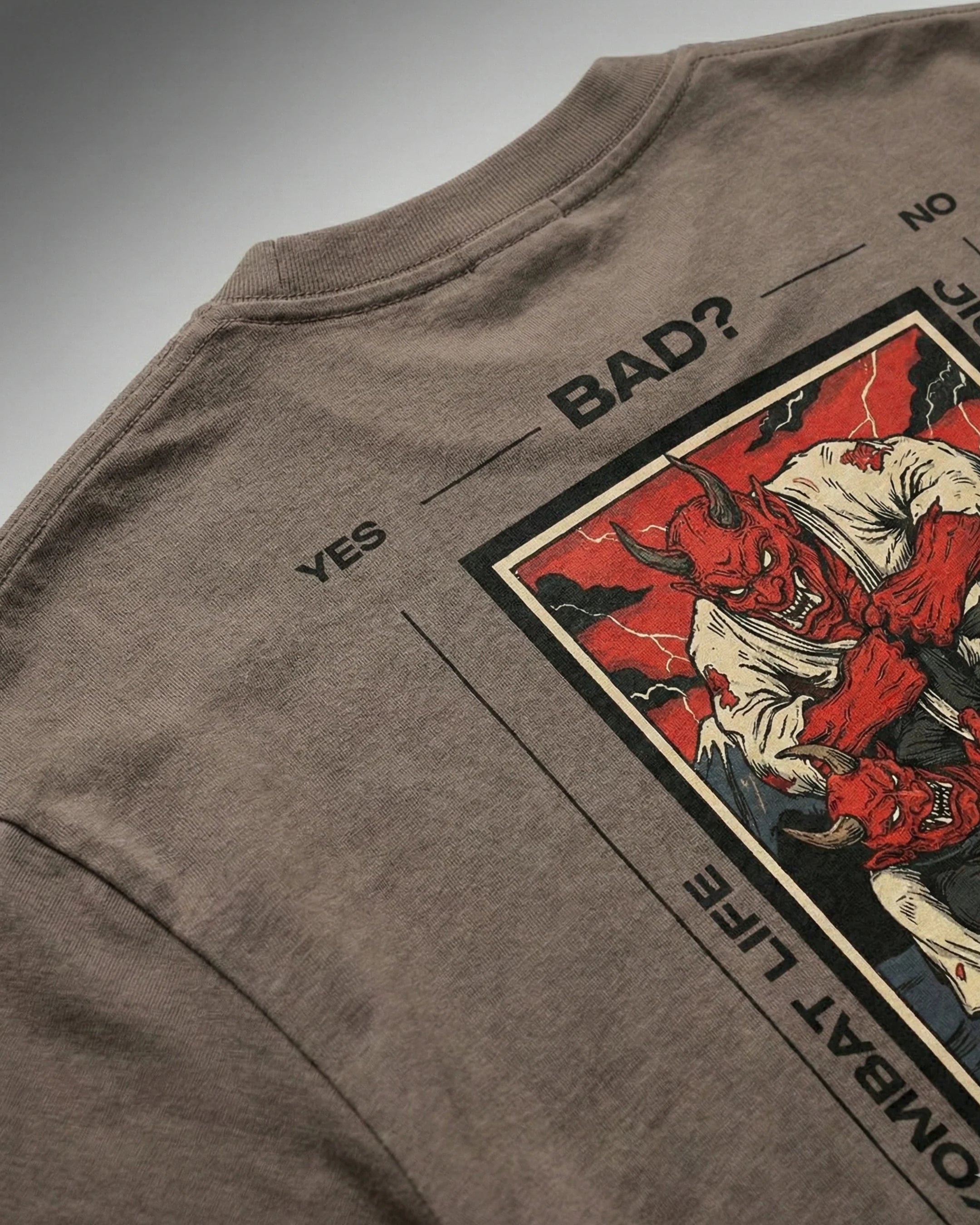 Camiseta oversize gris BJJ Kombat Life estilo streetwear urbano para entrenamiento y uso diario imagen al detalle