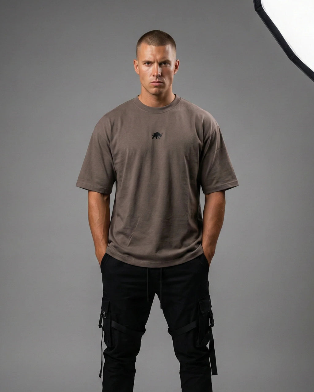 Camiseta oversize gris BJJ Kombat Life estilo streetwear urbano para entrenamiento y uso diario con modelo vista delantera