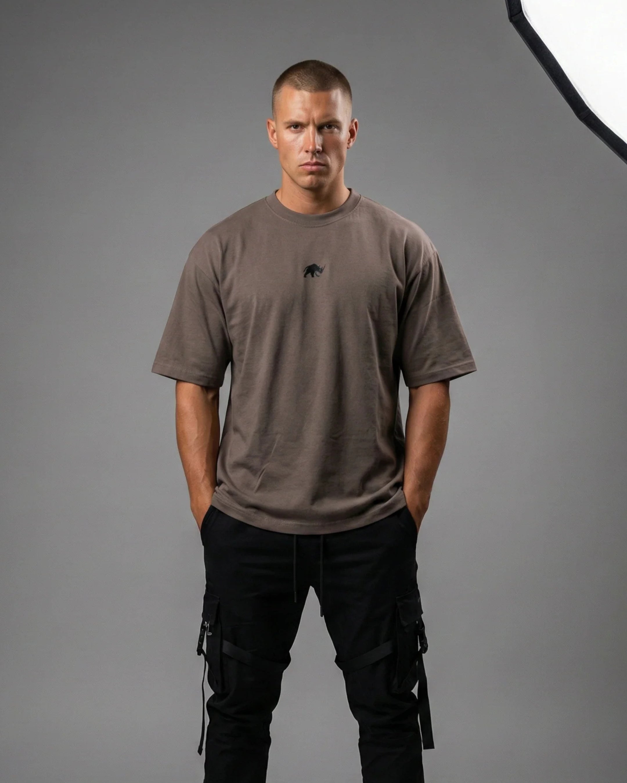 Camiseta oversize gris BJJ Kombat Life estilo streetwear urbano para entrenamiento y uso diario con modelo vista delantera