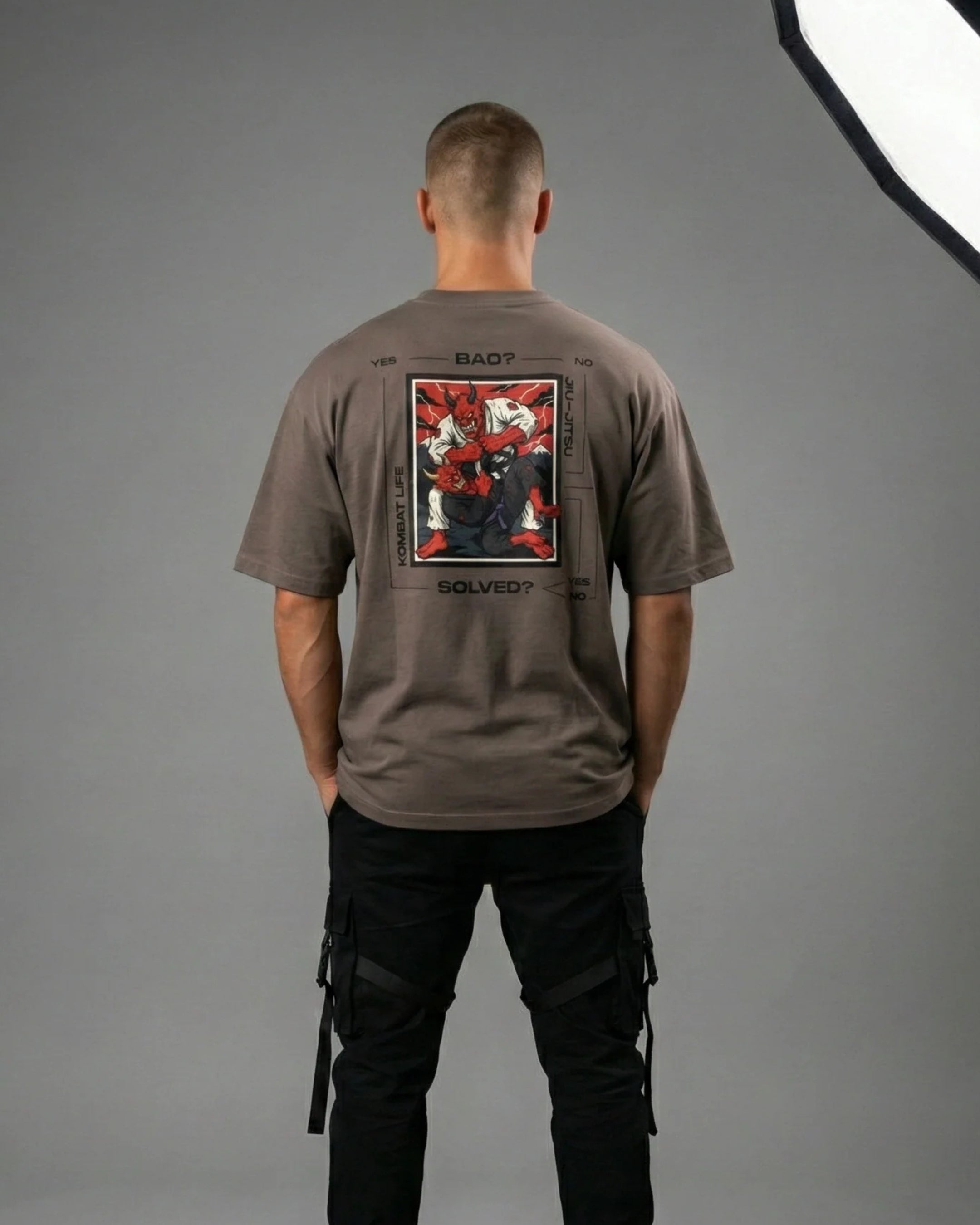 Camiseta oversize gris BJJ Kombat Life estilo streetwear urbano para entrenamiento y uso diario con modelo vista trasera