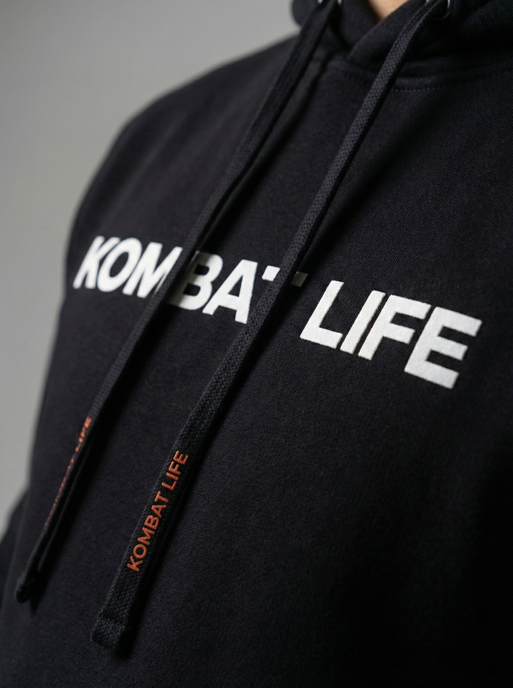 Hoodie negro Hunger Kombat Life sudadera con capucha streetwear fighter para entrenamiento y calle imagen al detalle delantera