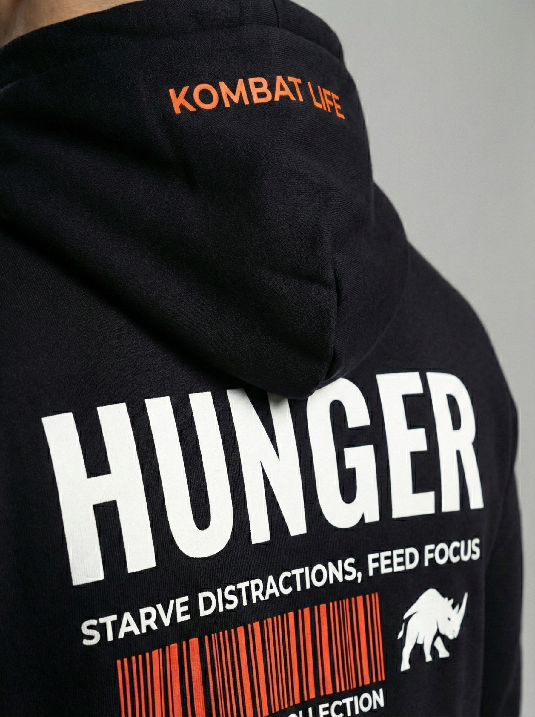 Hoodie negro Hunger Kombat Life sudadera con capucha streetwear fighter para entrenamiento y calle imagen al detalle trasera