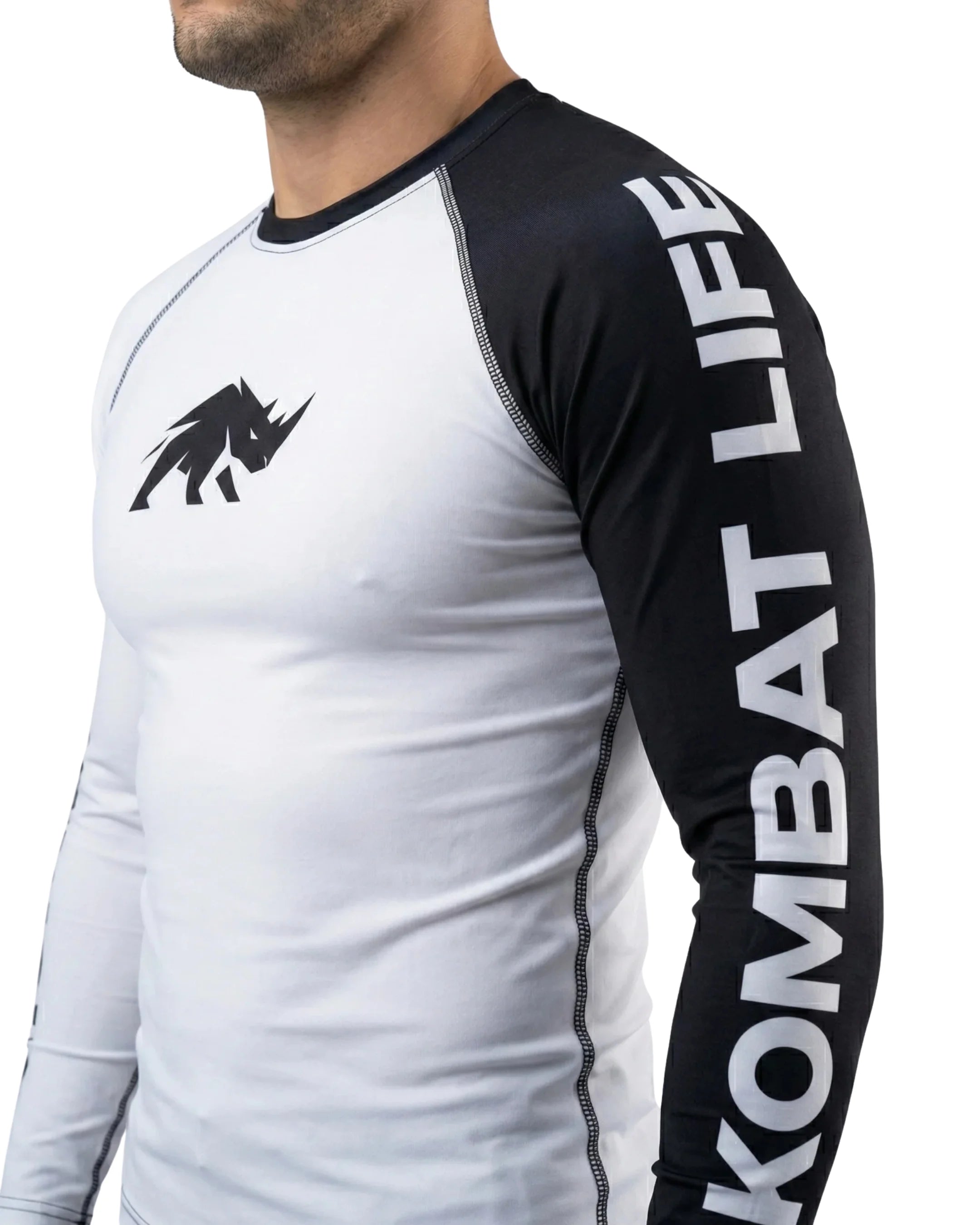 Rashguard manga larga MMA BJJ Kombat Life bicolor blanco y negro para no-gi y grappling vista delantera lateral izquierda