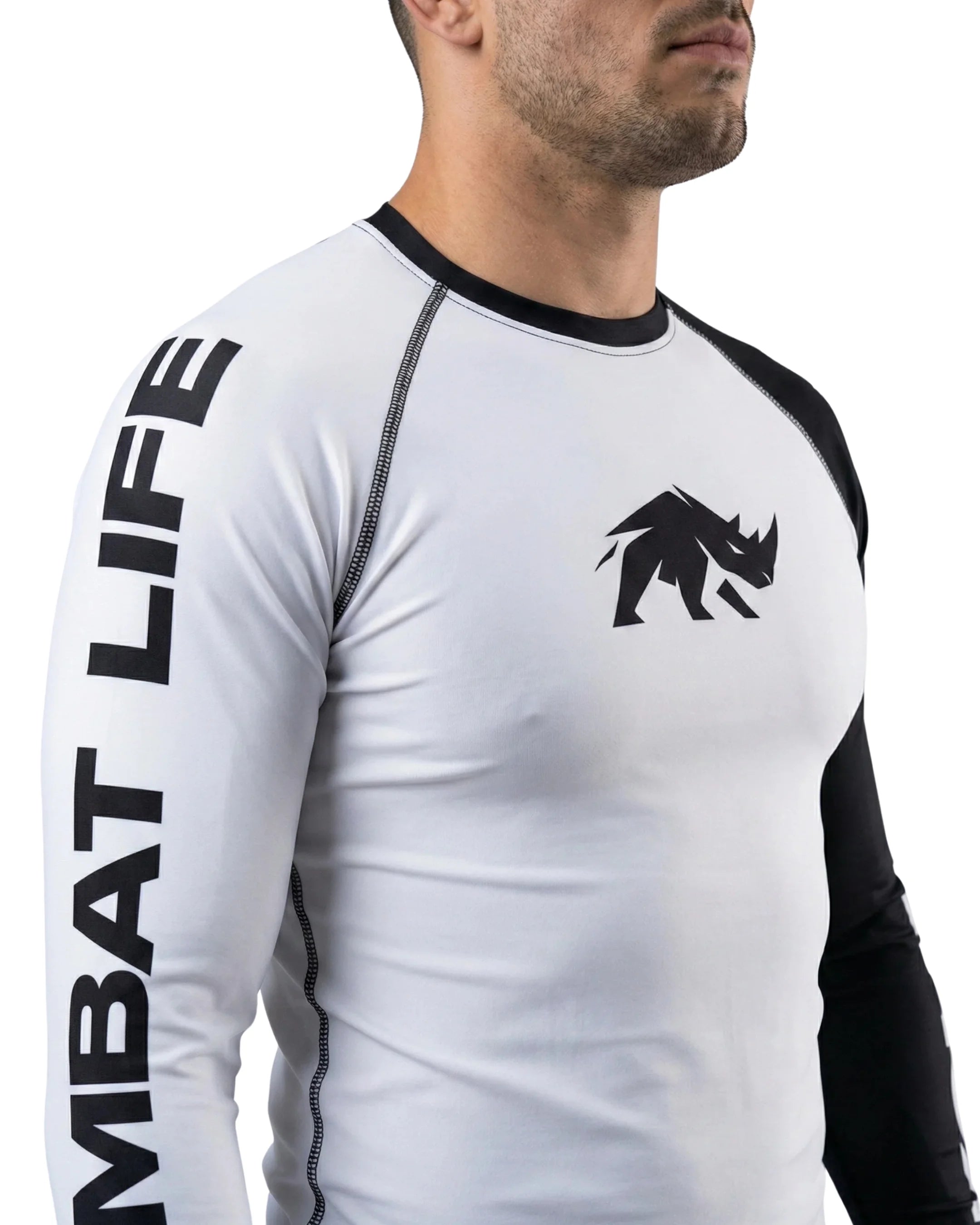 Rashguard manga larga MMA BJJ Kombat Life bicolor blanco y negro para no-gi y grappling con modelo vista delantera-lateral