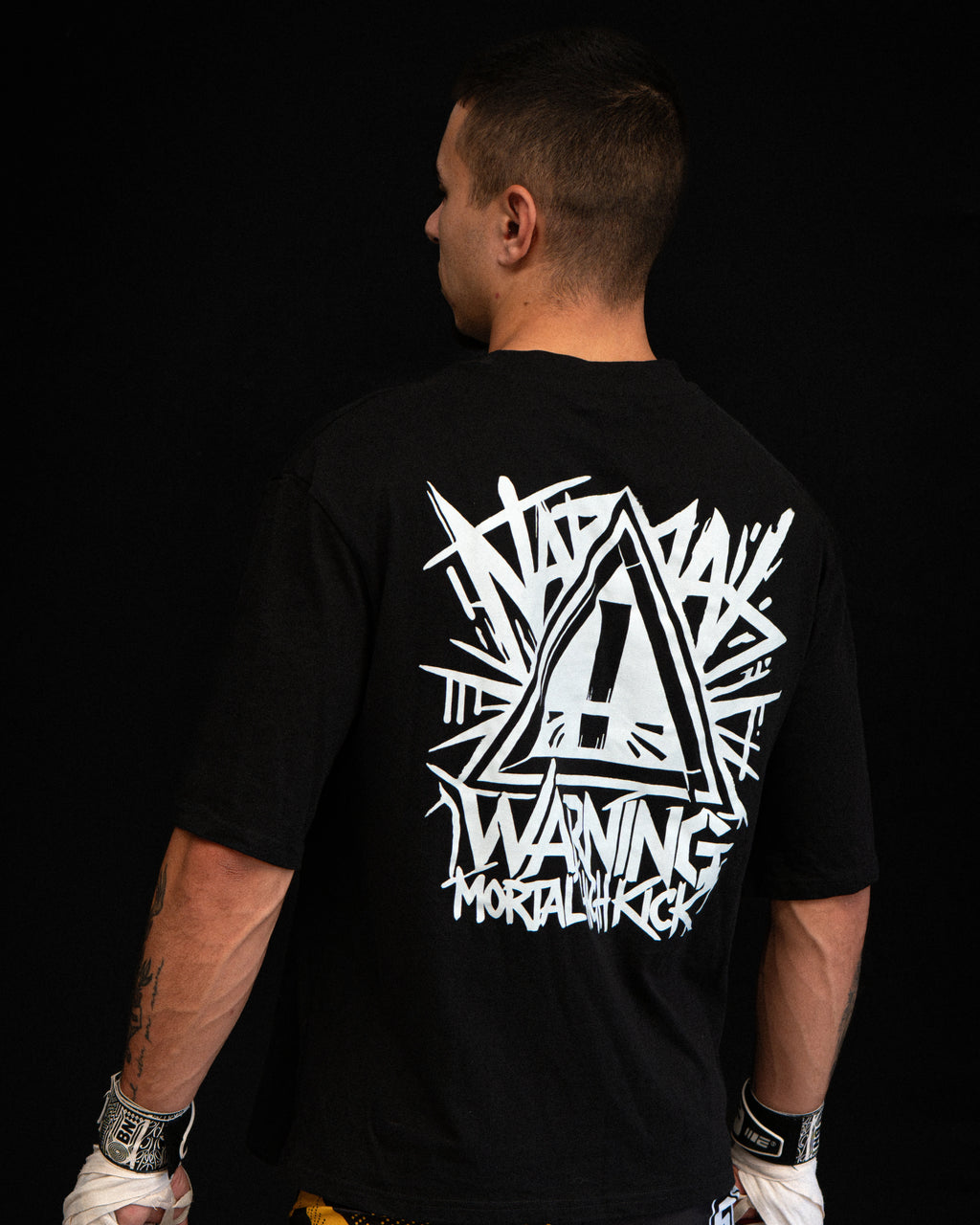 Camiseta Oversize WARNING negra.